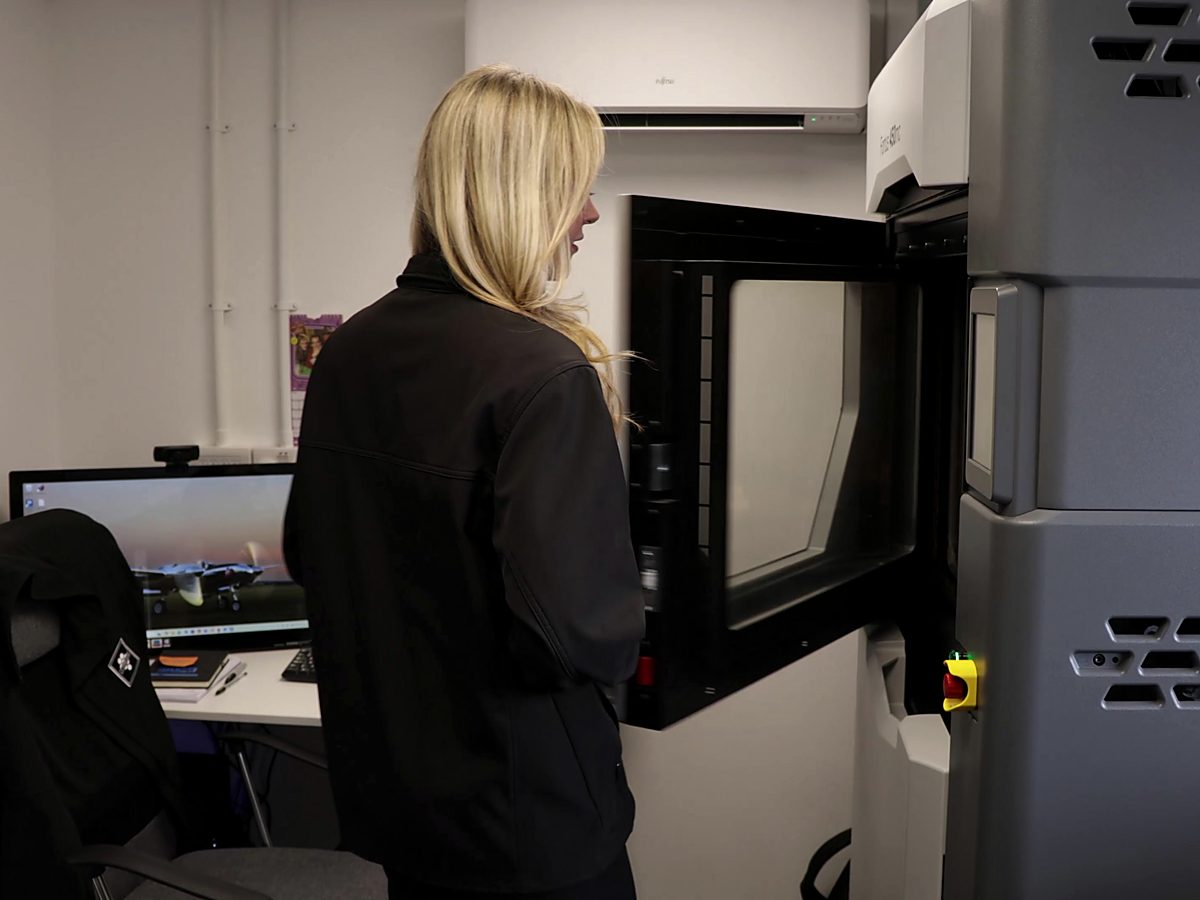 Operator at the 3D printing cell